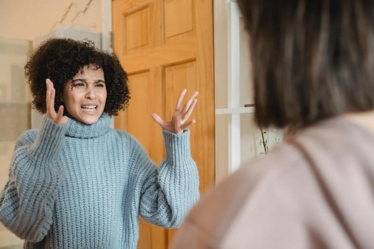 Sagitario:
Los Sagitario aman aprender y buscar nueva información. Aunque esto los hace inteligentes y dinámicos, se puede convertir en su energía baja ya que creen que tienen la verdad absoluta y que lo saben todo. A nadie le gusta un sabelotodo que constantemente le lleva la contraria a los demás y que no puede reconocer que alguien más tiene la razón.
Es por esto que se convierten en centro de odio y desafecto, pues su alto conocimiento se convierte en un arma para estar por encima de los demás.