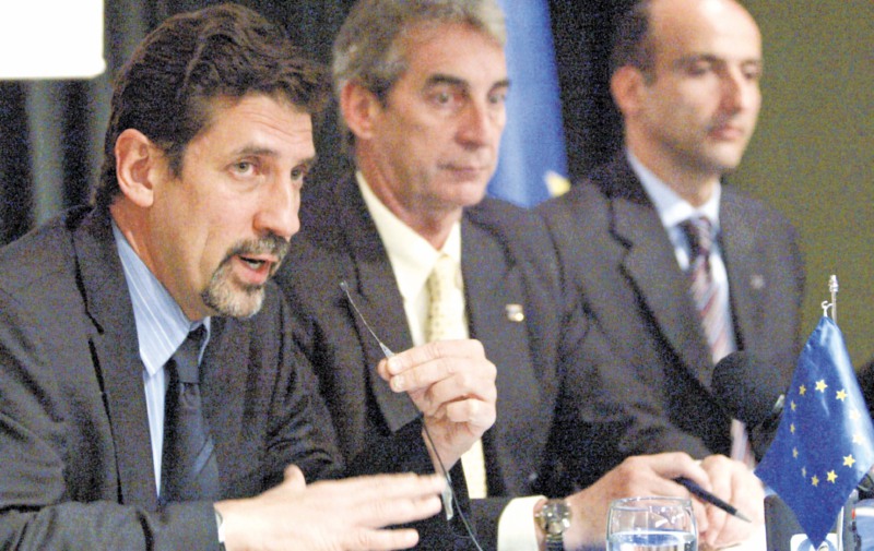 Raúl Rosende seguirá siendo la mano derecha de Jean Arnault, enviado especial de la ONU. / EFE