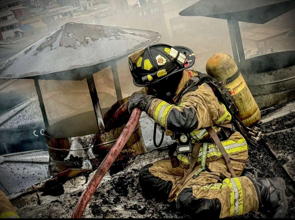 Uno de los bomberos atiende la emergencia en el restaurante Parrilla Boyacense.
