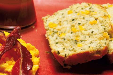 Receta del día: huevos revueltos con pan de maíz y cilantro