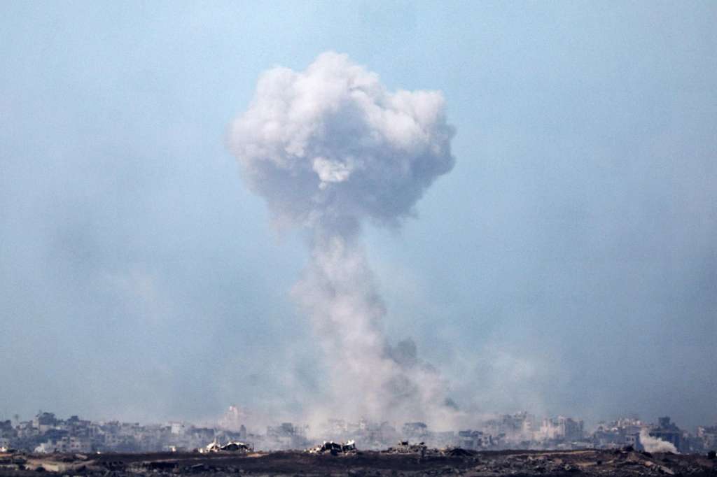 FOTODELDÍA Lugar no revelado (Israel), 16/09/2025.- Humo se eleva tras un ataque aéreo israelí en las afueras de la Ciudad de Gaza, visto desde un lugar no revelado en el lado israelí de la frontera, el este martes. Más de 64.900 palestinos han muerto en la Franja de Gaza desde octubre de 2023, según el Ministerio de Salud palestino. EEFE/ Atef Safadi