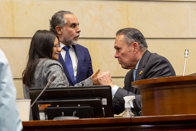Armando Benedetti y Angie Rodríguez, nuevos ministro del Interior y directora del Dapre, con el presidente del Senado, Efraín Cepeda.