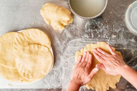 Arepa de maíz pelado para disfrutar en tus desayunos con solo 3 ingredientes