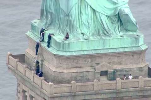Presentan cargos a mujer que trepó Estatua de la Libertad como protesta