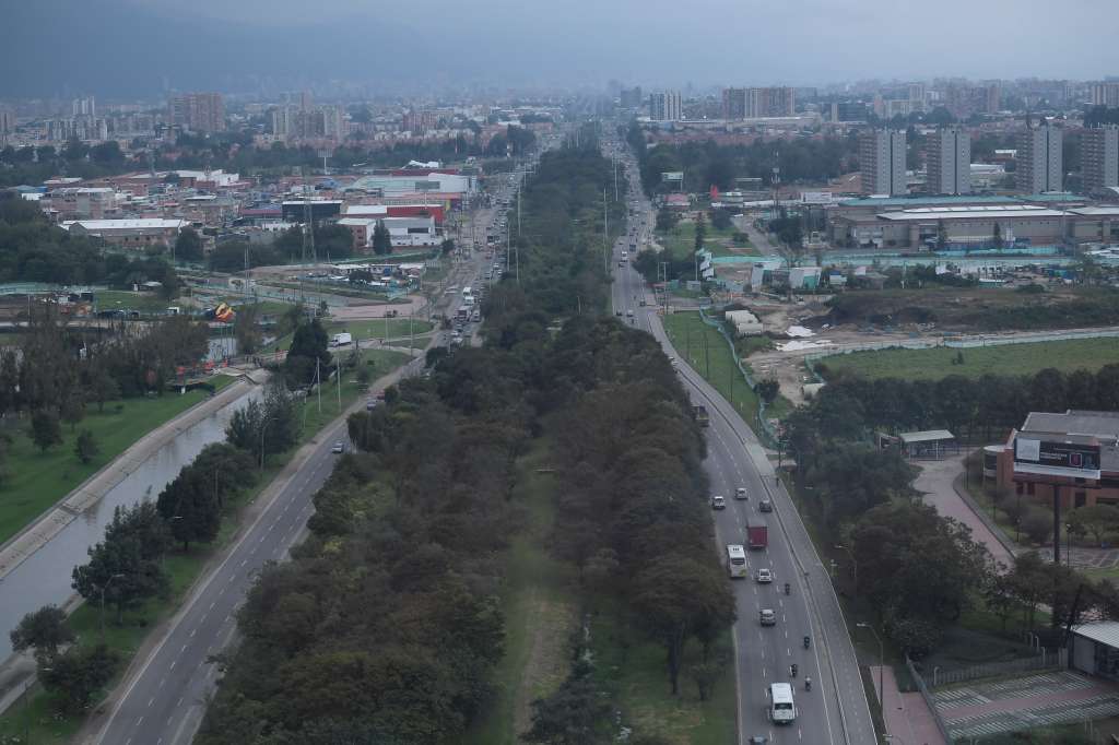 Las fuertes lluvias en la capital, provocaron inundaciones y afectaciones en la entrada y salida de Bogotá y en municipios vecinos.