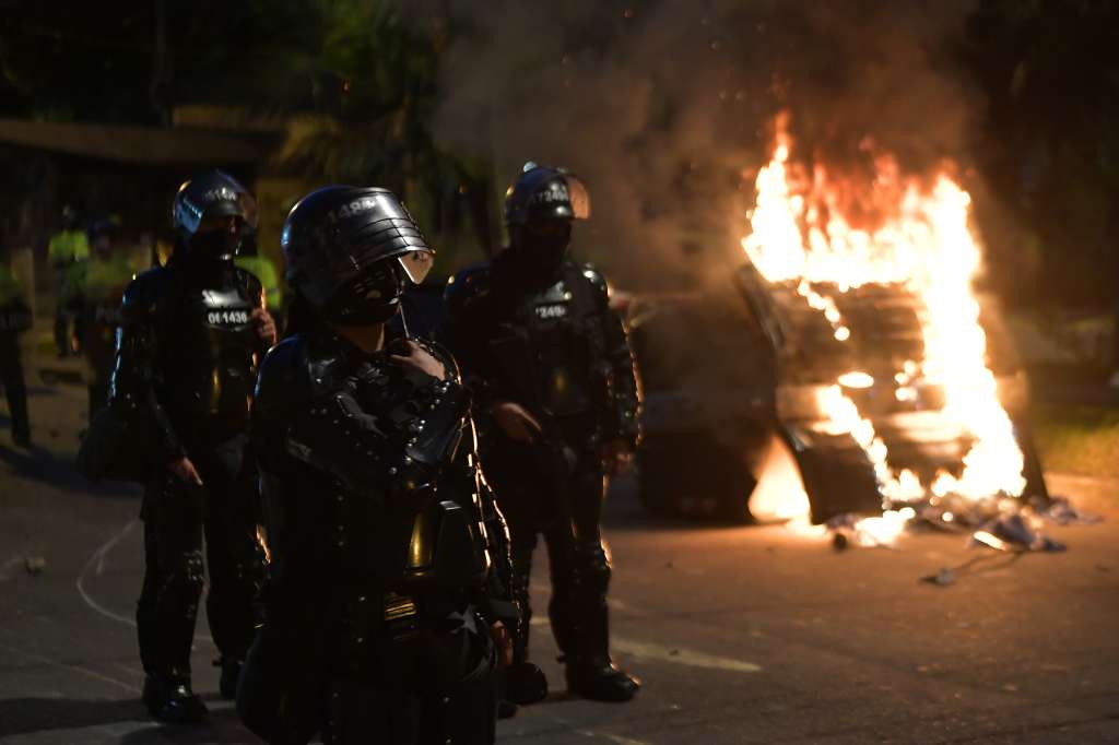 Protestas septiembre diez en los alrededores del CAI Villa Luz contra la policía por el asesinato de Javier Ordoñez el nueve de septiembre