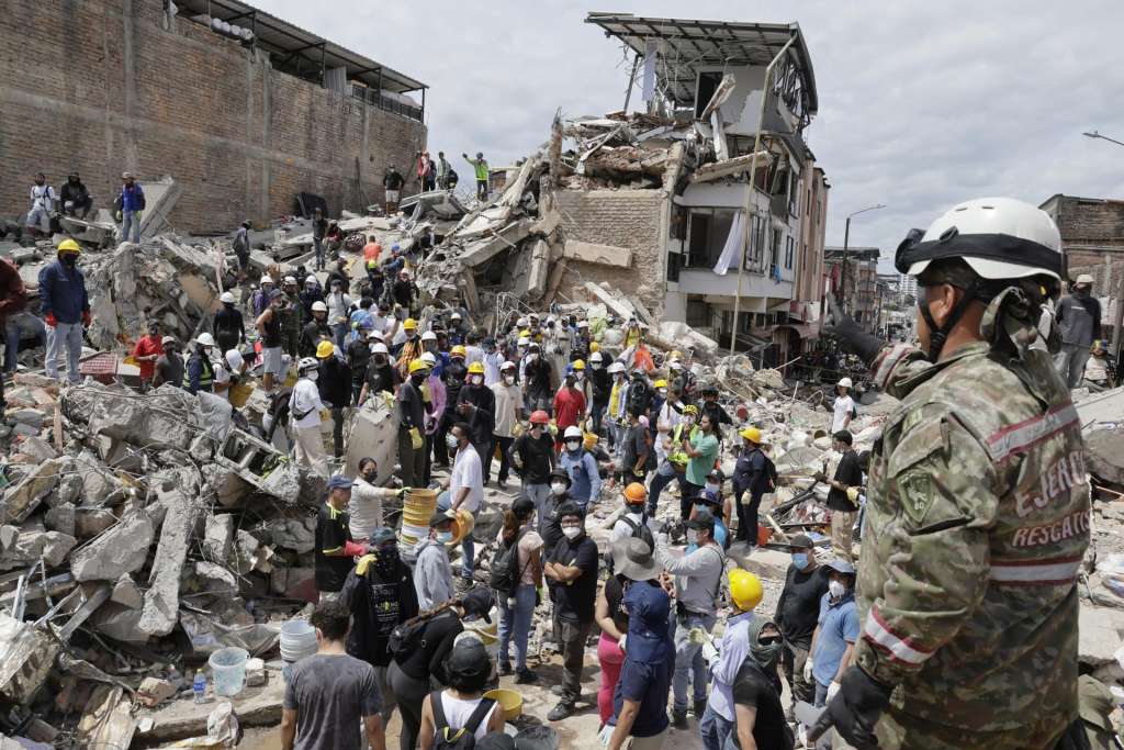 AME8355. PEREIRA (COLOMBIA), 12/08/2026.- Una rescatista del Ejercito de Colombia da indicaciones a un grupo de voluntarios que realiza labores de búsqueda en edificaciones destruidas por el terremoto de magnitud 7,4 del pasado lunes, este miércoles en Pereira (Colombia). EFE/ Carlos Ortega