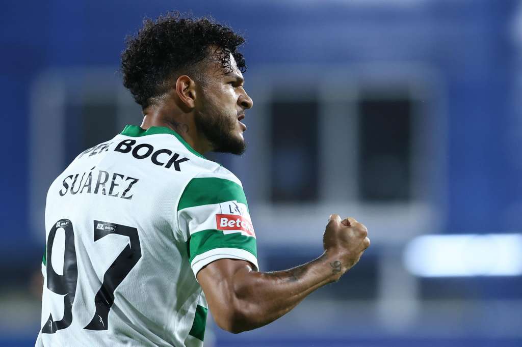 Cascais (Portugal), 27/09/2025.- Sporting player Luis Suarez celebrates after scoring the 0-1 opening goal during the Portuguese First League soccer match between GD Estoril Praia and Sporting CP in Estoril, Portugal, 27 September 2025. EFE/EPA/RODRIGO ANTUNES