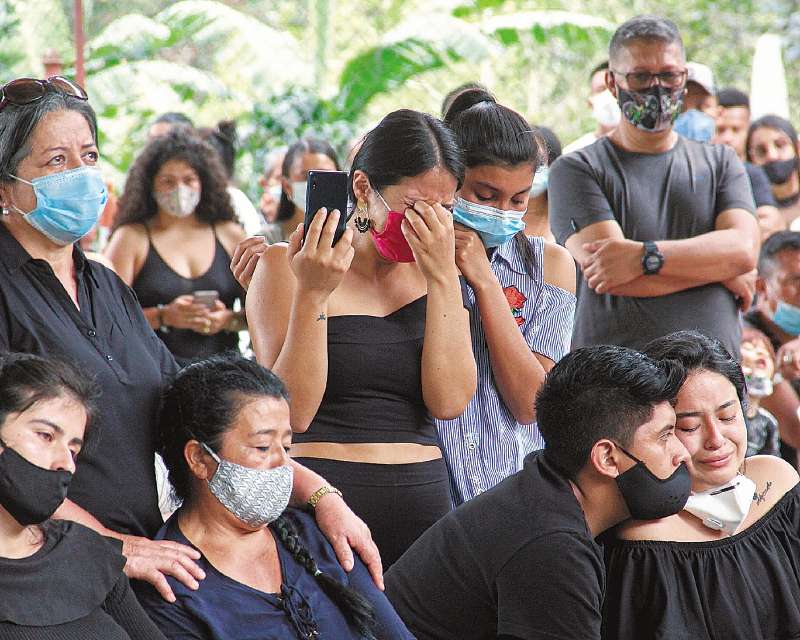 Escenas de dolor se vivieron ayer en Samaniego, en el sepelio de los jóvenes asesinados el fin de semana.