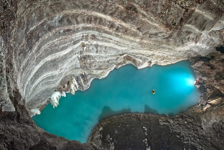 El lago está a más de 100 metros de profundidad.