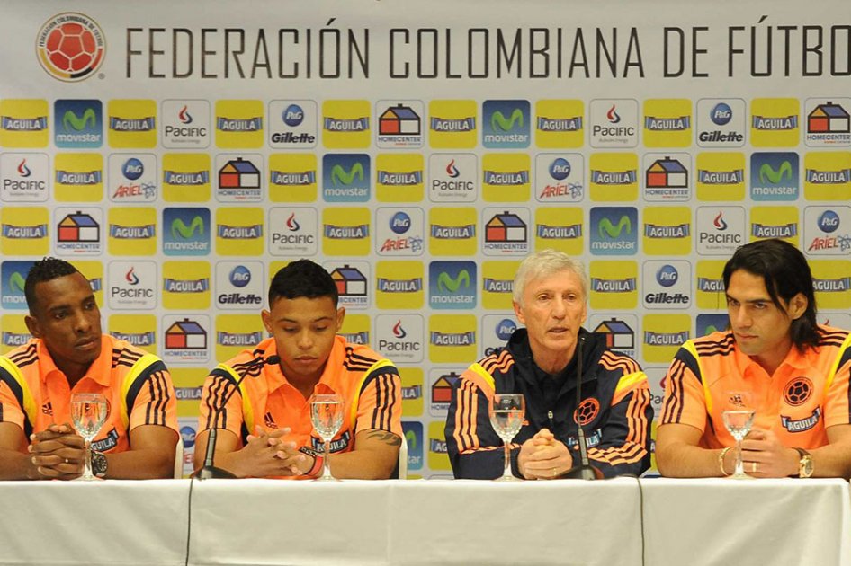 Luis Amaranto Perea, Luis Fernando Muriel, José Pékerman y Falcao García, ayer en la rueda de prensa en Buenos Aires. / AFP