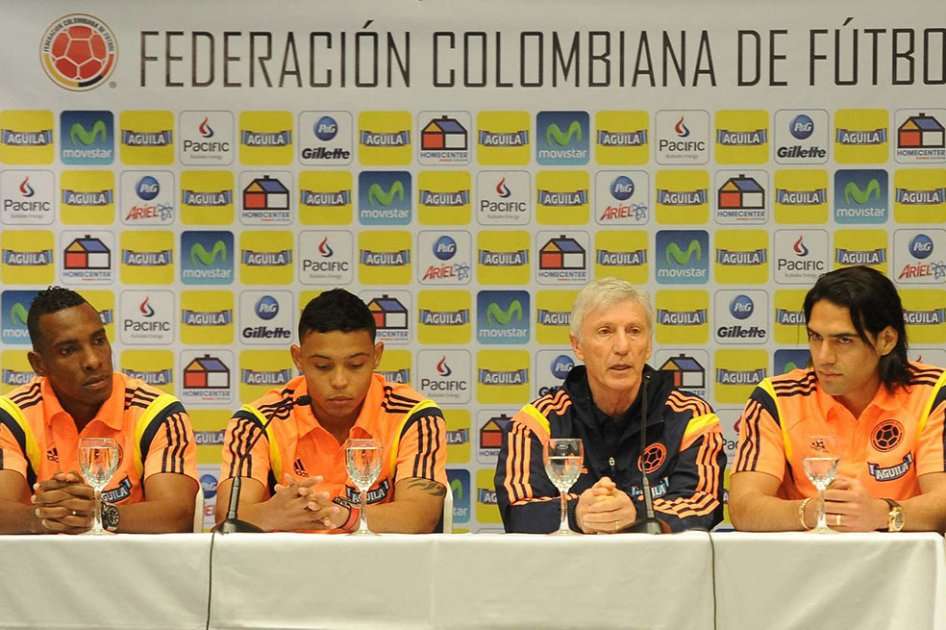 Luis Amaranto Perea, Luis Fernando Muriel, José Pékerman y Falcao García, ayer en la rueda de prensa en Buenos Aires. / AFP