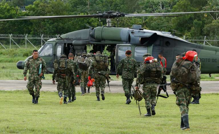 AME333. SAN JOSÉ DEL GUAVIARE (COLOMBIA), 20/05/2023.- Soldados abordan un helicóptero que se dirige a la zona de búsqueda de los menores perdidos desde hace 20 días después de un accidente aéreo en el sur de Colombia, hoy, desde la Vigésima Segunda Brigada de Selva en San José del Guaviare (Guaviare). Los equipos de rescate han intensificado en los últimos días la búsqueda en la zona selvática del sur del país donde el pasado 1 de mayo se accidentó un avión para tratar de encontrar con vida a Lesly Mukutuy, de 11 años; a Soleiny Mukutuy, de 9 años; a Tien Noriel Ronoque Mukutuy, de 4 años, y al bebé de 11 meses Cristin Neruman Ranoque. EFE/ Mauricio Dueñas Castañeda