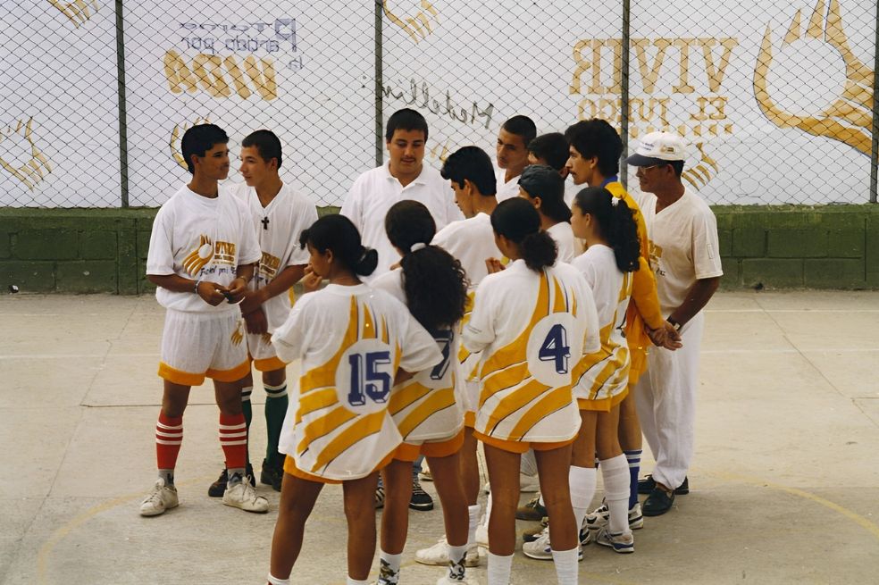 Participantes del programa Fútbol por la Paz en Medellín (1994).