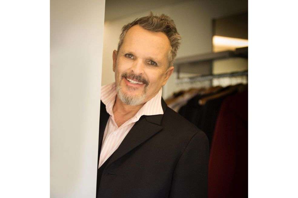 El cantante Miguel Bosé sigue generando preocupación por salud. Así se vio en la promoción de su nueva bioserie.
