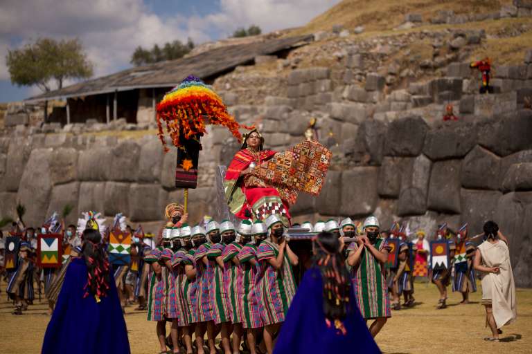 El Inti Raymi fue instaurado por el Inca Pachacútec y hoy es una de las celebraciones culturales más impactantes de América Latina.