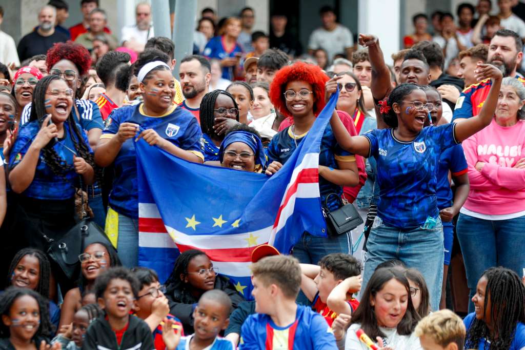 FOTODELDÍA - BURELA (LUGO), 15/06/2026.- Aficionados de Cabo Verde animan durante el partido del grupo H del Mundial 2026 disputado entre España y Cabo Verde en Atlanta, este lunes, en Burela (Lugo). Burela (Lugo), con un 5 % de población de Cabo Verde y medio centenar de nacionalidades en el censo, acoge el 'Festival de Cabo a Cabo' que reúne este lunes música, deporte, gastronomía y creación artística por el partido entre España y Cabo Verde. EFE/Eliseo Trigo