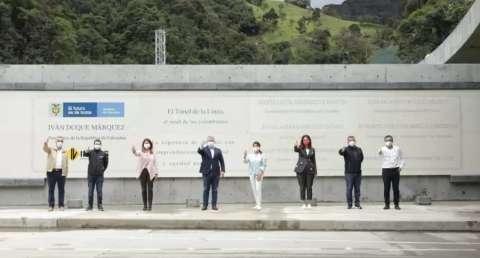 Gobierno tendría que retirar la gigantesca placa del Túnel de la Línea