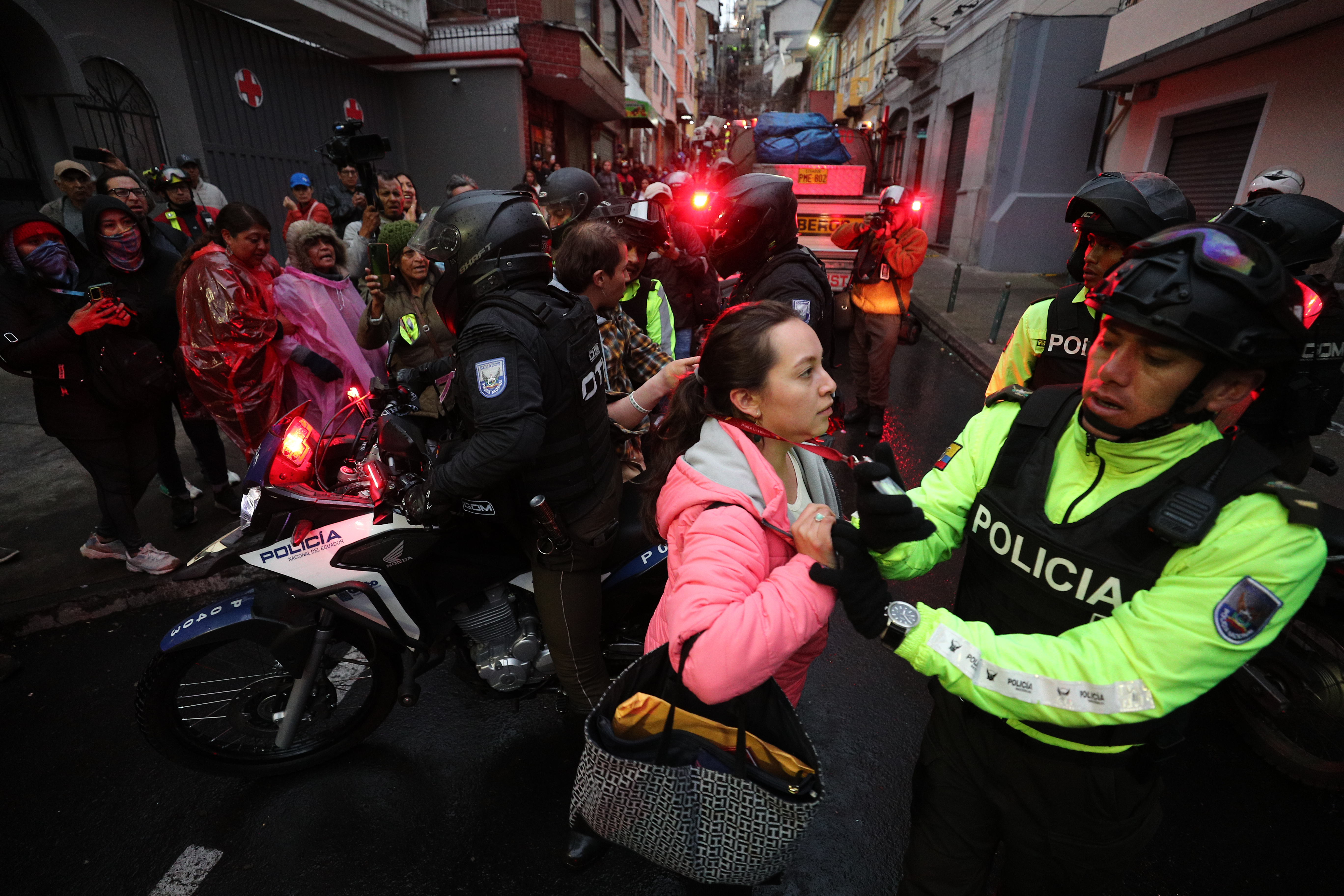 AME9999. QUITO (ECUADOR), 21/11/2024.- Integrantes de la Policía de Ecuador discuten con manifestantes en una marcha este jueves, en Quito (Ecuador). Estudiantes, sindicalistas y ciudadanos marcharon en contra del Gobierno del presidente de Ecuador, Daniel Noboa. EFE/ José Jácome
