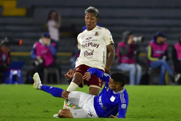La disputa de un balón durante el encuentro entre Millonarios y Deportes Tolima en la penúltima fecha de la Liga Betplay 2026-I en El Campín de Bogotá.