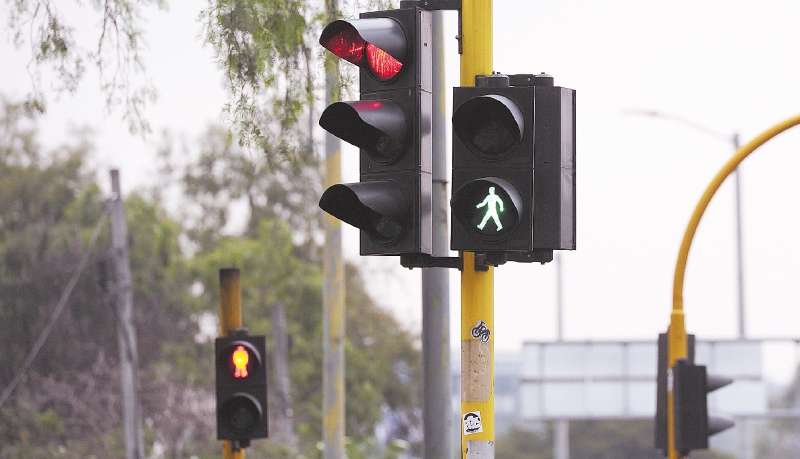 Esta maniobra incrementa el riesgo de choques en intersecciones y corresponde a la infracción D04.
