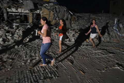 Van más de 200 réplicas en Ecuador mientras buscan sobrevivientes tras potente terremoto