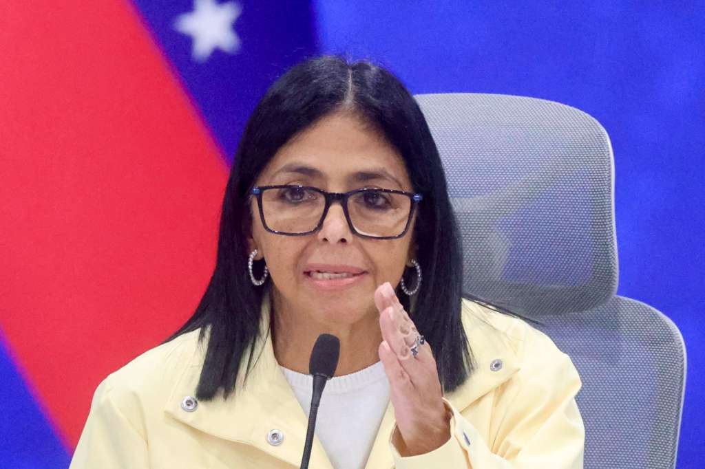 AME6857. CARACAS (VENEZUELA), 02/07/2026.- La presidenta encargada de Venezuela, Delcy Rodríguez, habla durante una rueda de prensa este jueves, donde agradeció a los 147 países y a "los artistas internacionales, Bad Bunny entre otros, que enviaron ayuda” tras el doble terremoto, en Caracas (Venezuela). EFE/ Iván Cárdenas