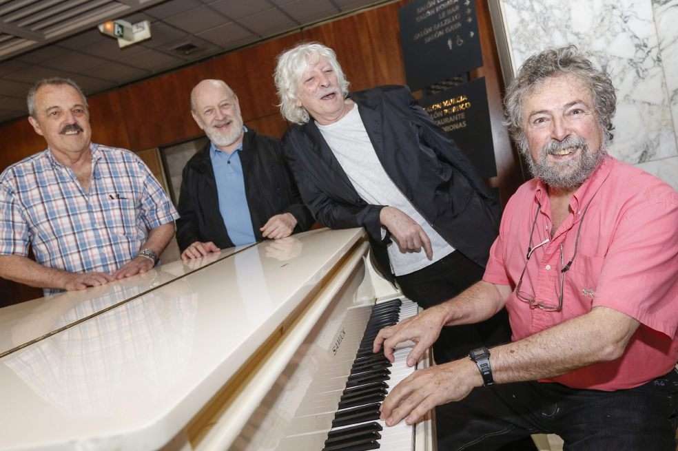 Cuatro de los integrantes emblemáticos de Les Luthiers: Daniel Rabinovich (q.e.p.d.), Marcos Mundstock, Carlos López Puccio y Carlos Núñez Cortés, al piano.    / EFE