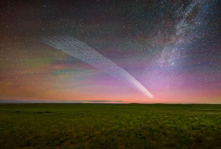 Esta imagen muestra un grupo de satélites Starlink recién lanzados. En las secuencias de time-lapse, aparecen como líneas cortas. Las imágenes superpuestas muestran su deriva orbital y revelan el impacto de las constelaciones de satélites en el cielo nocturno.