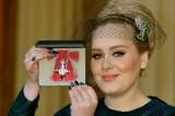 Adele recibe en el Palacio de Buckingham la Orden del Imperio Británico