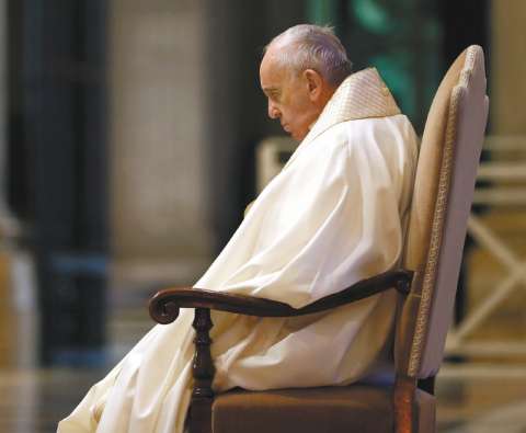 El papa pide suspender temporalmente las patentes de vacunas anticovid