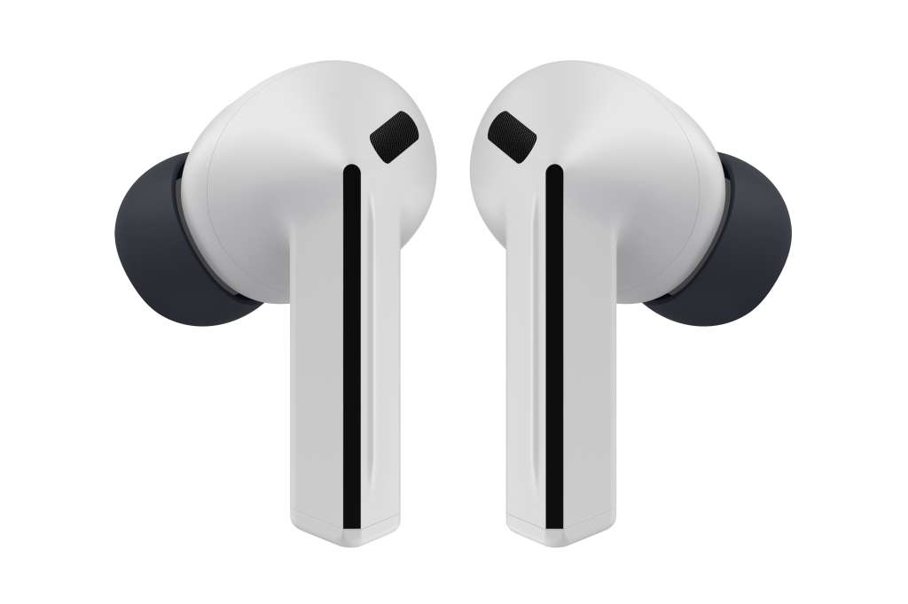 Los nuevos Samsung Galaxy Buds3 FE estrenan nuevo diseño más alargado, asemejándose a los modelos Galaxy Buds Pro.