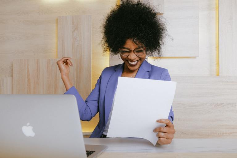 Sagitario:
Perseverantes, optimistas, creativos e inteligentes. Así son los Sagitario y por esto es que no les cuesta alcanzar el éxito. Además, su capacidad de adaptación al cambio hace que se pueda acomodar rápidamente a nuevas circunstancias y que comience a idear nuevas formas de crecer.

Saber hacer frente a las adversidades es una de las características que hace que las personas de este signo lleguen a ser tan triunfadoras. Taylor Swift es evidencia clara de por qué los Sagitario están en este listado. La artista nació el 13 de diciembre y a los 31 años ha obtenido grandes reconocimientos como el Premio Grammy al Álbum del año en 2010, 2016 y 2021.