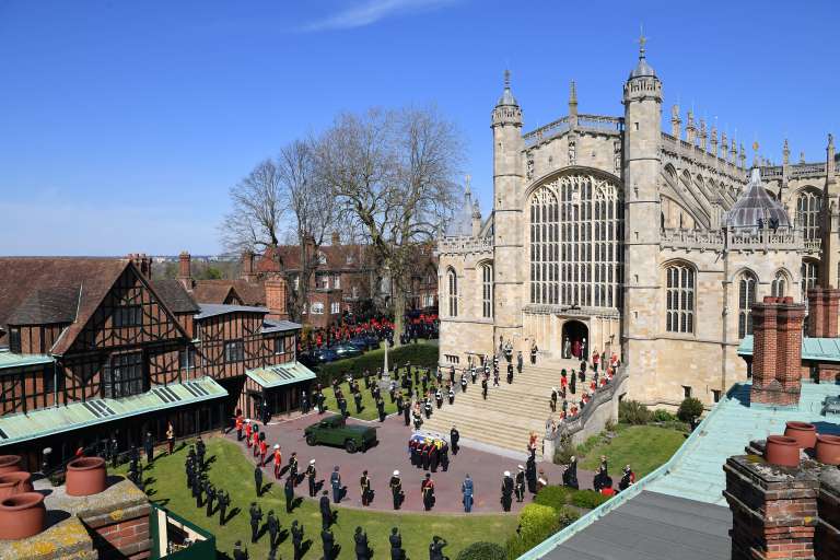 La ceremonia religiosa comenzó a las 15h00 (14h00 GMT) en San Jorge, la capilla gótica del siglo XV situada en el casi milenario castillo de Windsor, unos 50 km al oeste de Londres. Debido al coronavirus se pidió a los británicos que no se desplazaran hasta esta pequeña localidad.