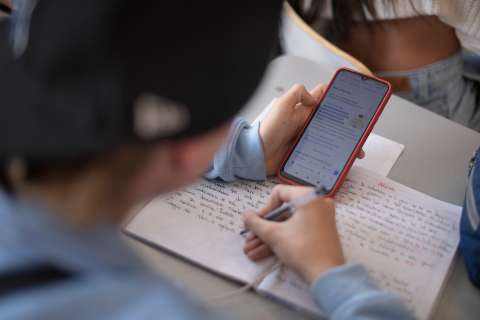 Así buscan los gigantes tecnológicos introducir la IA en colegios: no todos están de acuerdo