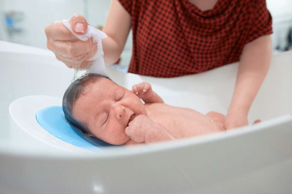¿Sabías que a los recién nacidos no es necesario bañarlos a diario? Te contamos todo lo que debes saber sobre el primer baño de tu bebé.