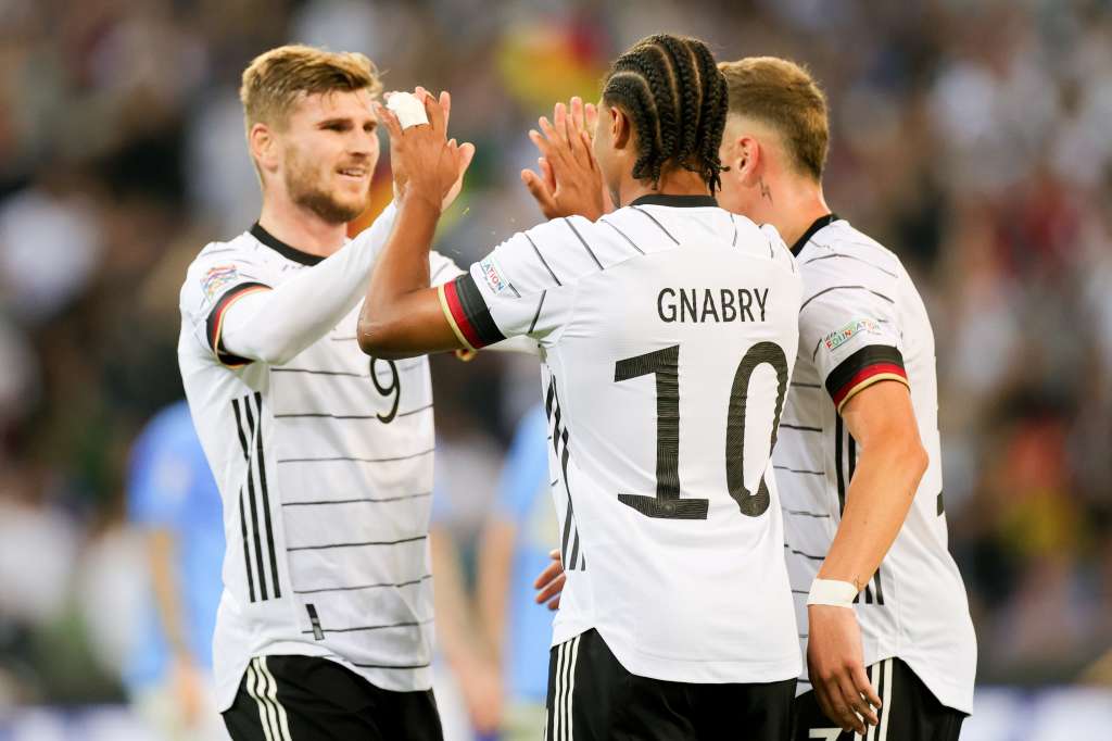 Moenchengladbach (Germany), 14/06/2022.- Timo Werner (L) of Germany celebrates with teammate Serge Gnabry (C) after scoring a goal during the UEFA Nations League soccer match between Germany and Italy in Moenchengladbach, Germany, 14 June 2022. (Alemania, Italia) EFE/EPA/Friedemann Vogel