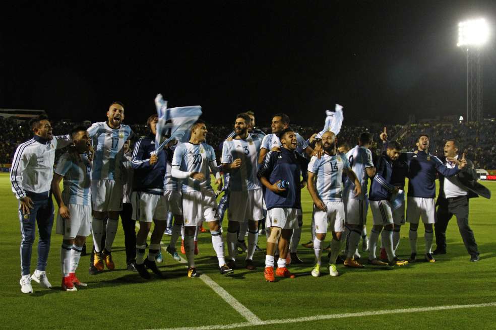 Lionel Messi metió los tres goles para un 3-1 de la albiceleste frente a Ecuador, en la última noche de la dura clasificatoria regional. / AFP