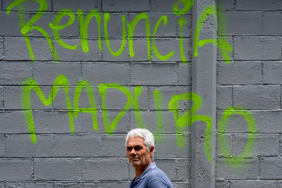 Grafitis en contra de Maduro en Caracas. / AFP