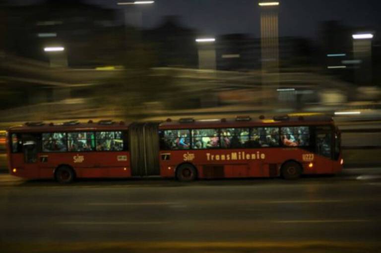 Usuarios de TM pasaron la noche en un articulado esperando sus rutas de destino