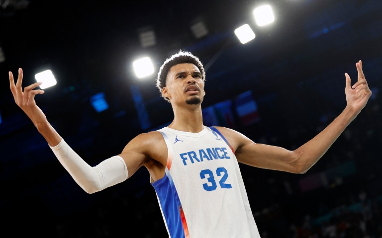 Paris (France), 06/08/2024.- Victor Wembanyama of France reacts during the Men quarterfinal match between France and Canada of the Basketball competitions in the Paris 2024 Olympic Games, at the Bercy Arena in Paris, France, 06 August 2024. (Baloncesto, Francia) EFE/EPA/CAROLINE BREHMAN