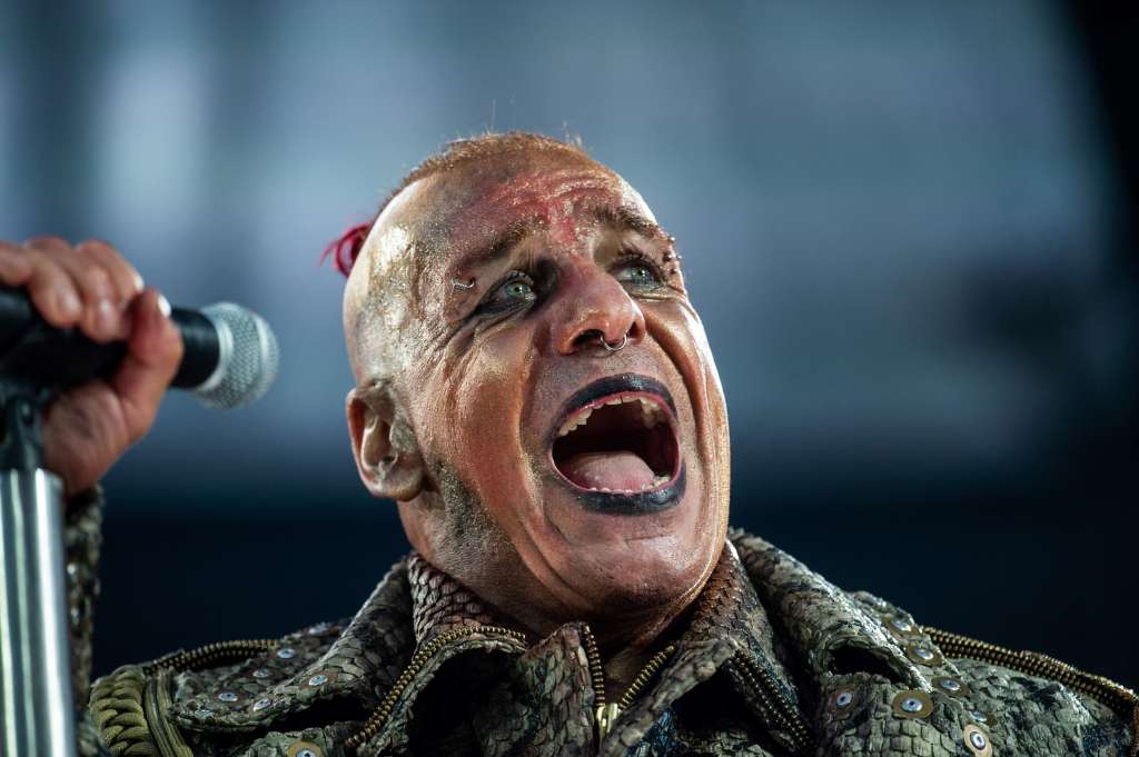 Till Lindemann, vocalista de la banda Rammstein, actúa en el escenario del estadio HDI-Arena de Hannover, en el norte de Alemania, durante un concierto del "Europa Stadion Tour" de la banda, el 2 de julio de 2019.