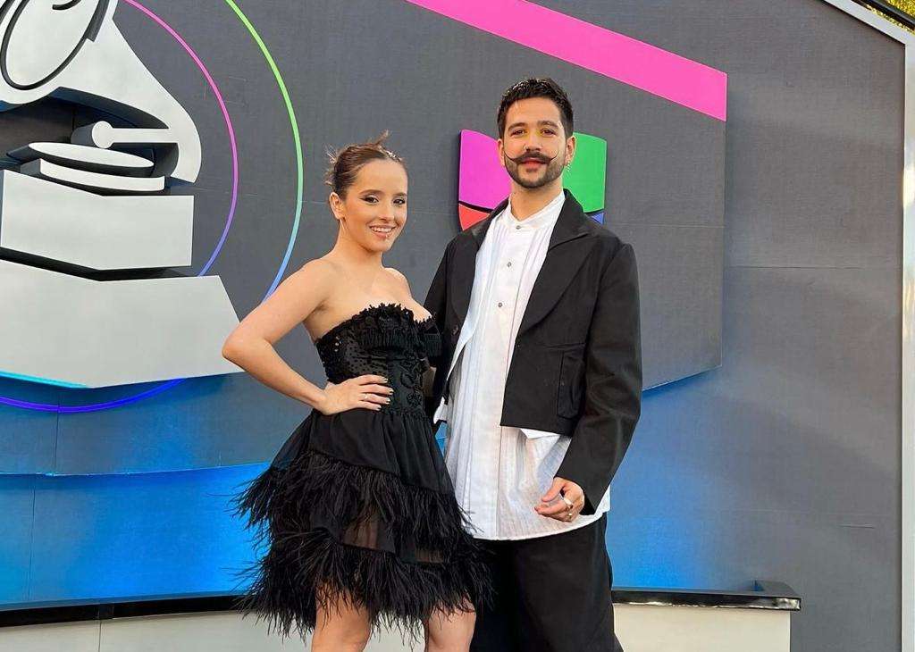Evaluna y Camilo cogidos de la cintura.