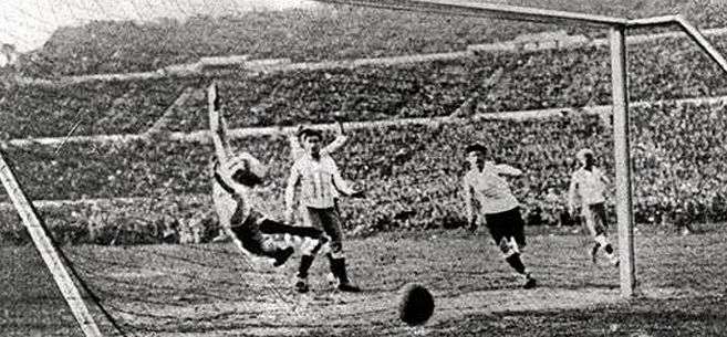 Una de las pocas imágenes de la final de la Copa del Mundo de 1930, en la que Uruguay venció a Argentina 4-2 en el estadio Centenario de Montevideo.