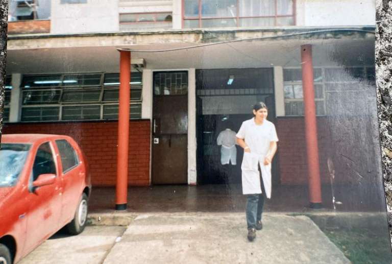 Patricia Díaz, lavandera del Hospital San Juan de Dios, saliendo del edificio de lavandería.