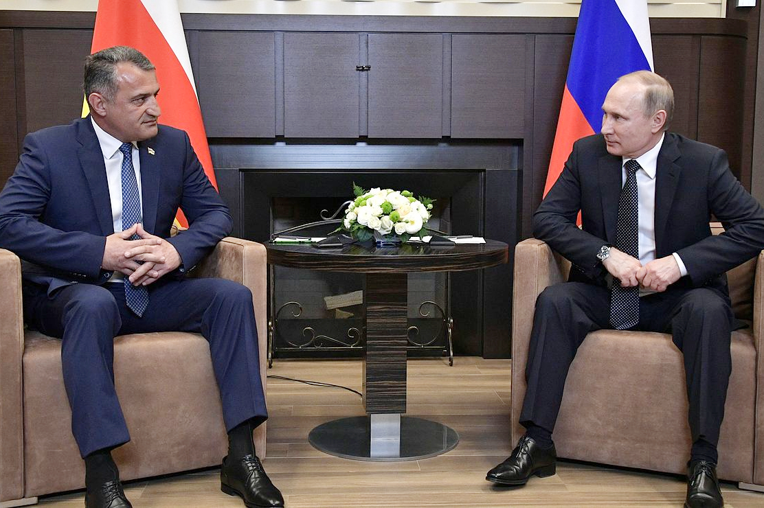 El presidente ruso, Vladimir Putin, en una reunión con Anatoly Bibilov en 2017.