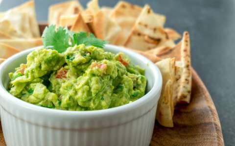 Dip de aguacate con pollo con sabor costeño