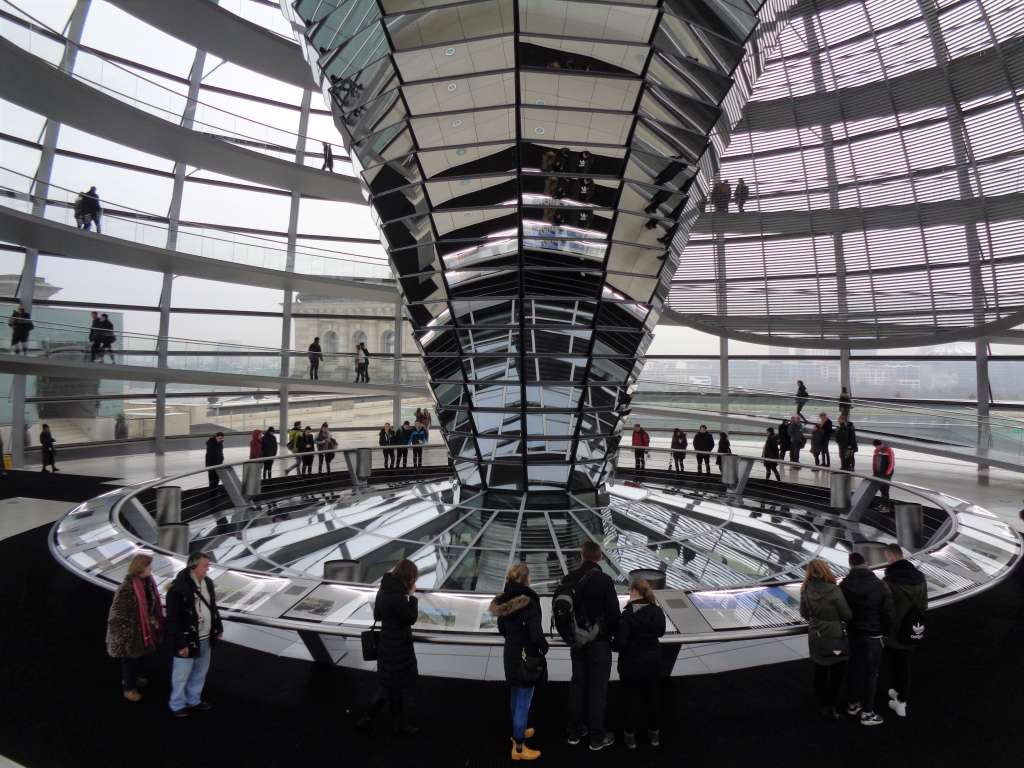 Cúpula Bundestag diseño high tech de Norman Foster.