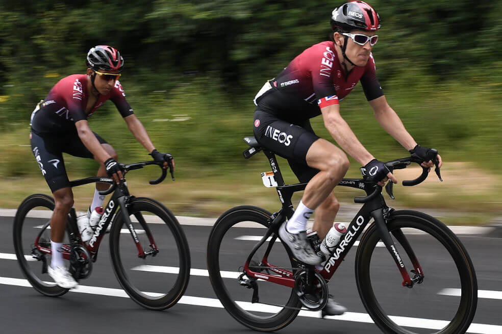 Bernal (izqu.) junto a Geraint Thomas. / AFP