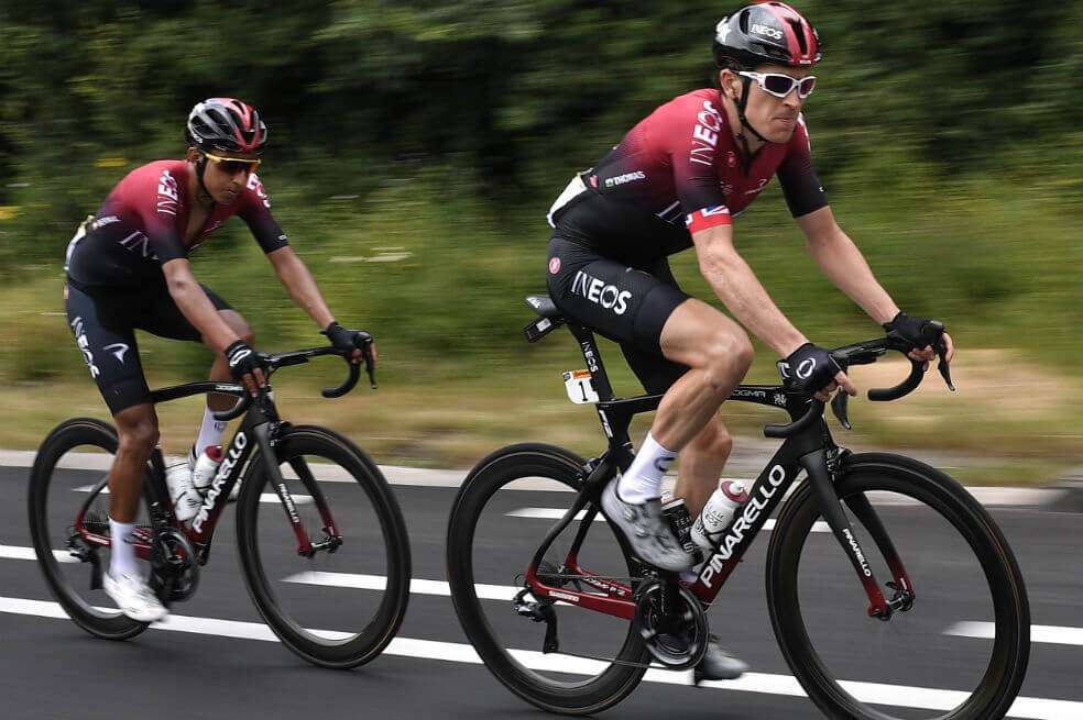 Bernal (izqu.) junto a Geraint Thomas. / AFP